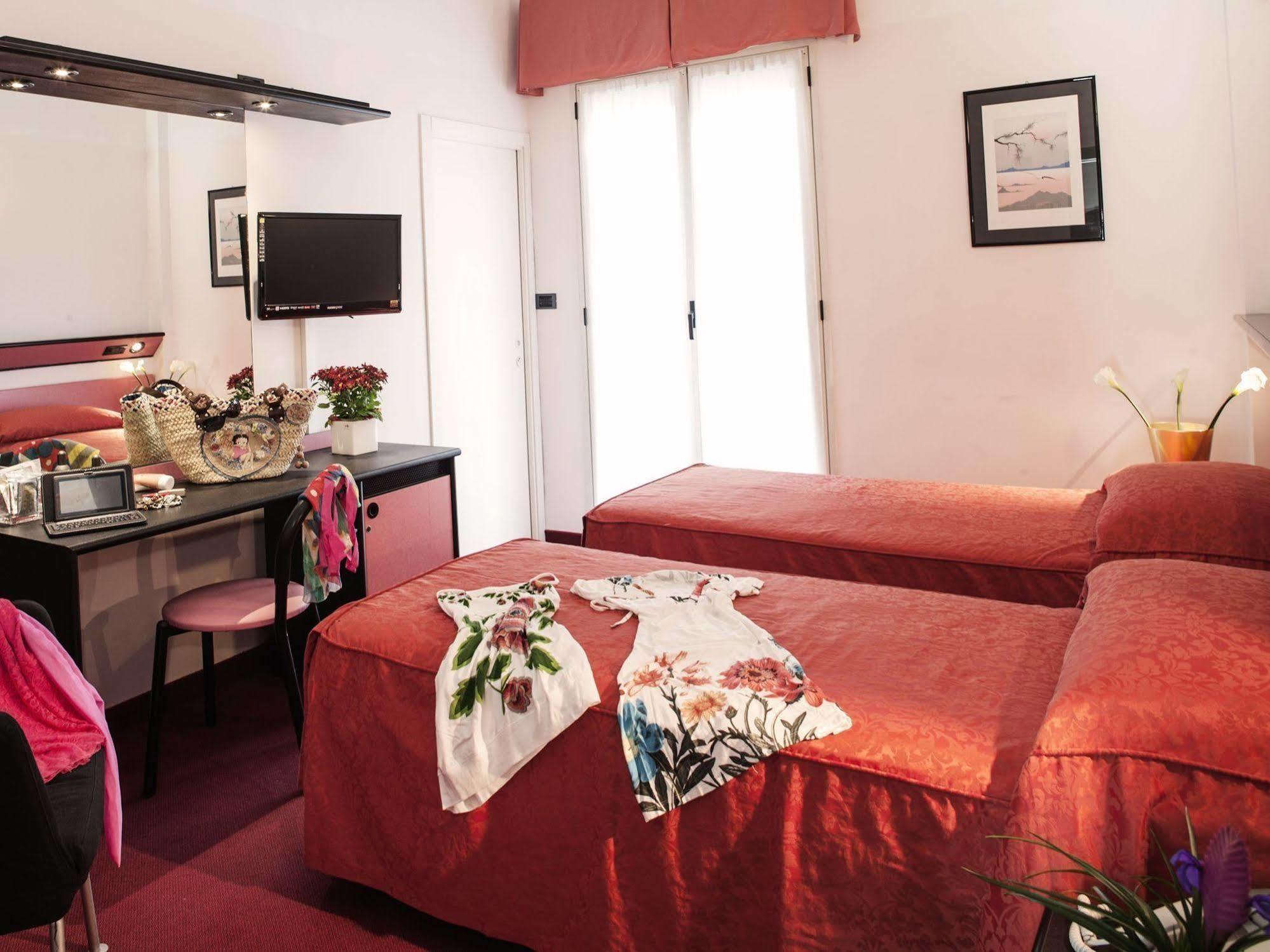 Hotel Levante Rimini Buitenkant foto