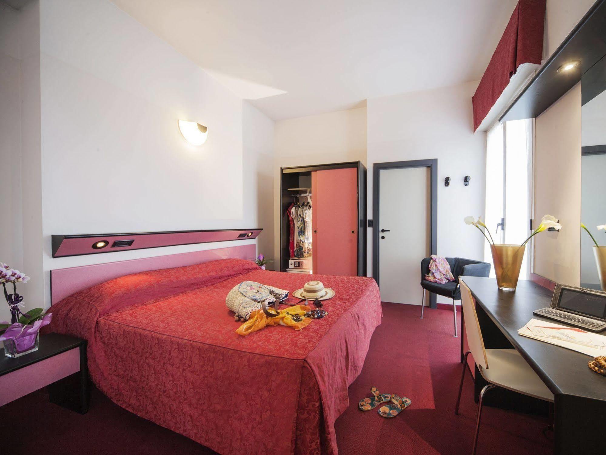 Hotel Levante Rimini Buitenkant foto