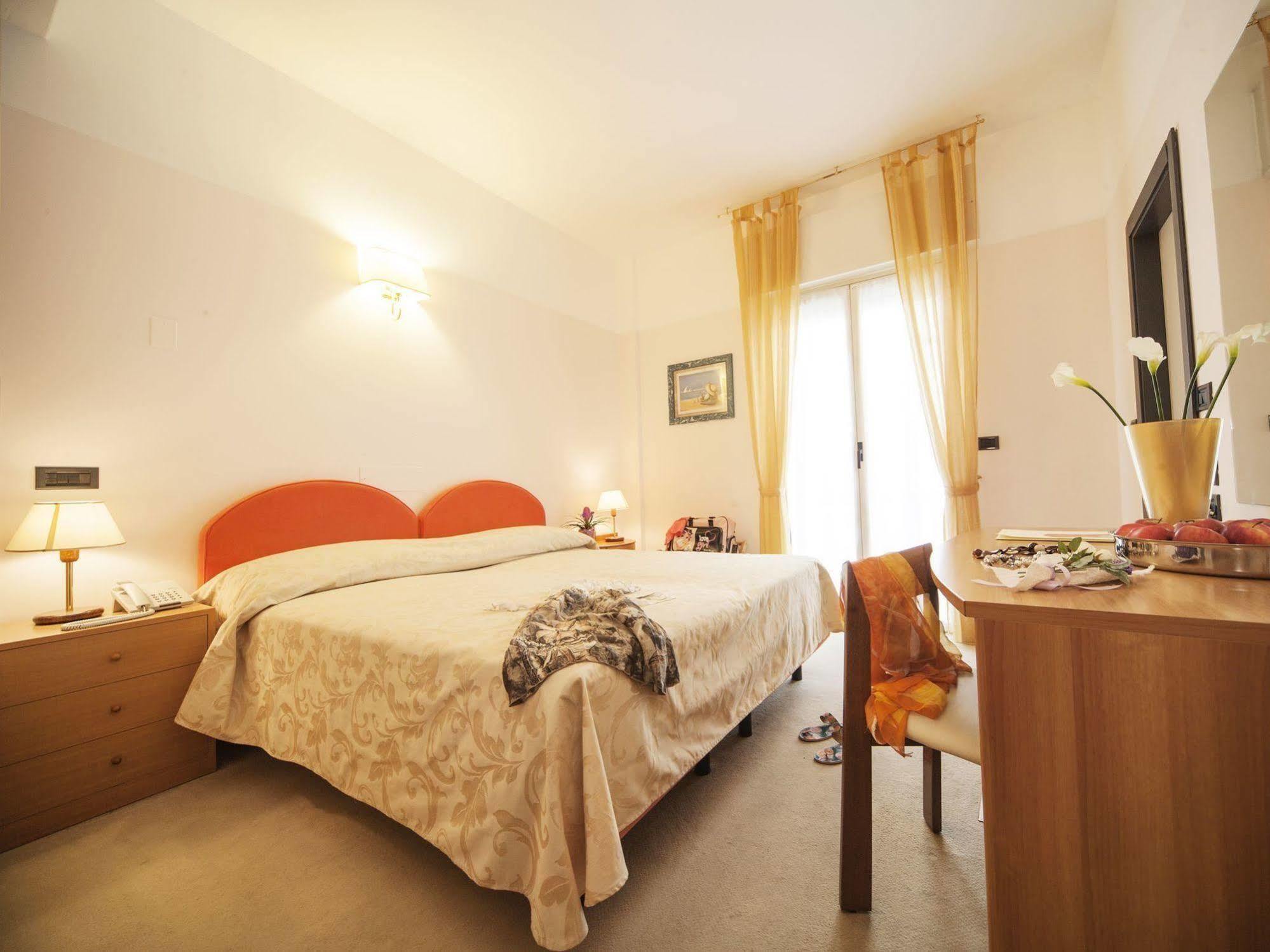 Hotel Levante Rimini Buitenkant foto